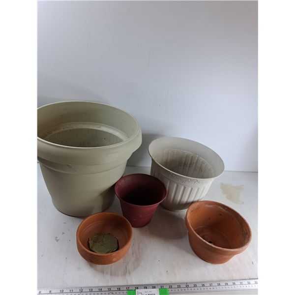 (2) Clay Pots, (3) Plastic Pots - As Is  -  PICK UP