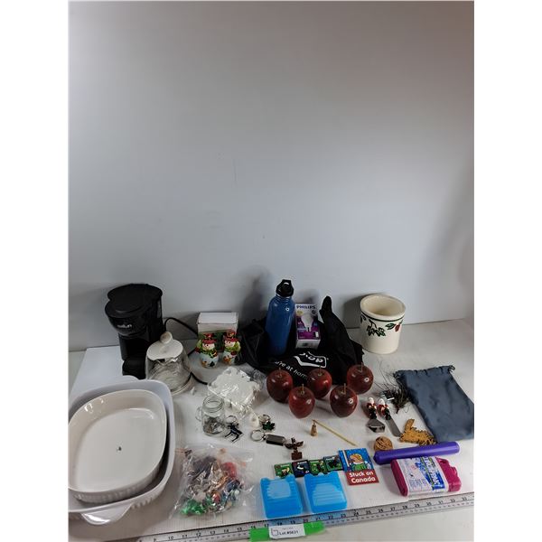 (2) Casserole Dishes, (4) Freezer Packs, (3) Keychains, Misc - As Is