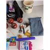 Image 8 : (2) Casserole Dishes, (4) Freezer Packs, (3) Keychains, Misc - As Is