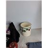 Image 9 : (2) Casserole Dishes, (4) Freezer Packs, (3) Keychains, Misc - As Is