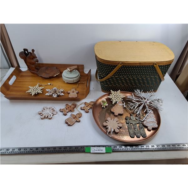22x16″ Wooden Tray, 17x10″ Vintage Pic Nic Basket, Misc Gingerbread Cookies