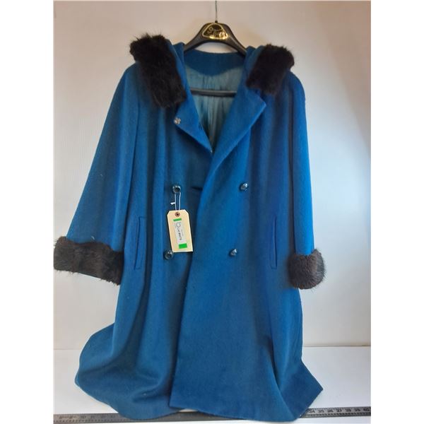 * Vintage Royal Emblem Woman's Blue Wool/Fur Trim Winter Coat - Approx M - L Size