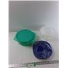 Image 1 : (2) Containers, (4) Plastic Plates