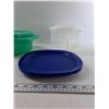 Image 3 : (2) Containers, (4) Plastic Plates