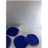 Image 5 : (2) Containers, (4) Plastic Plates