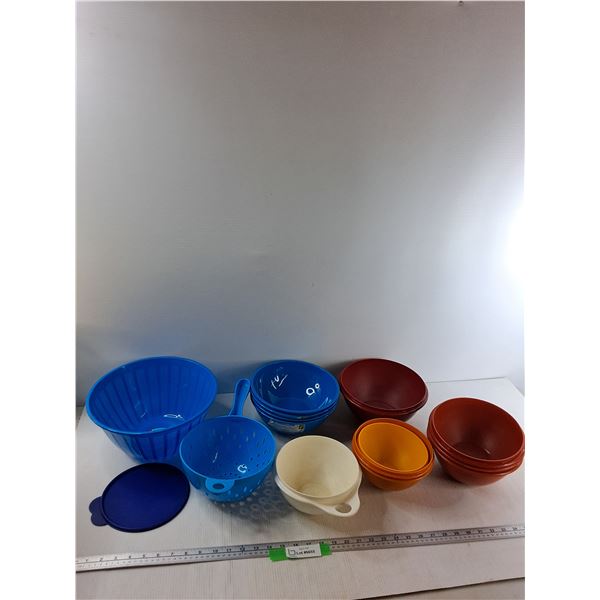 (12) Bowls, Strainer, Lid