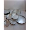 Image 2 : (2) Sets Of Four Wilton Baking trays Up To 12.5", (2) 9.5" Cake Pans