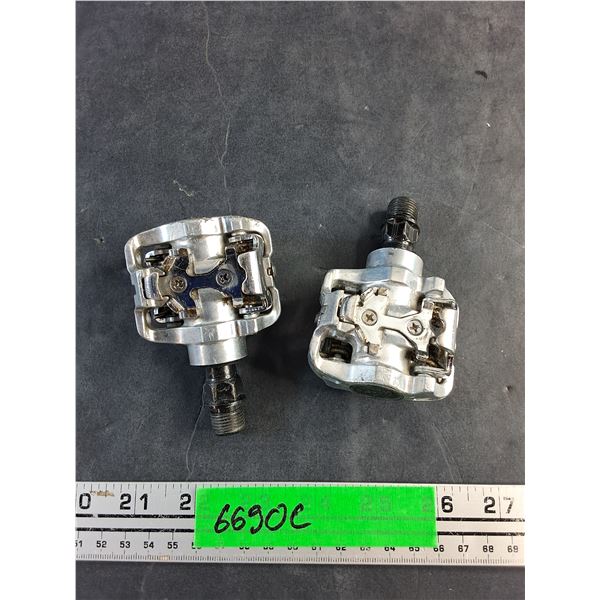 (1) Pair of Clipsless Bicycle Pedals