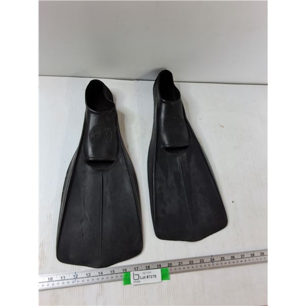 (2) Swimming Flippers - Size 6 - 7