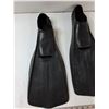 Image 2 : (2) Swimming Flippers - Size 6 - 7