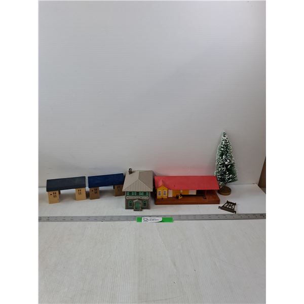 (4) Model Train Buildings & Pine Tree Decoration
