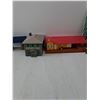 Image 3 : (4) Model Train Buildings & Pine Tree Decoration