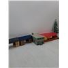 Image 5 : (4) Model Train Buildings & Pine Tree Decoration