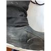 Image 6 : Pair of Tera Gear Men's Winter Boots- 13, Has rips