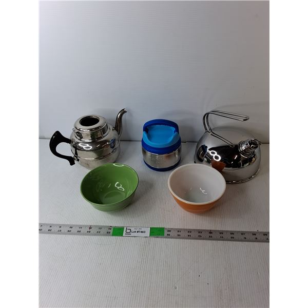 (2) Stainless Steel Kettles, (2) Bowls & Bubba Grub Food Container