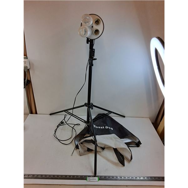 Mount Dog Photography Lighting Tri-pod/Umbrella - Tested - 1 Leg Bent