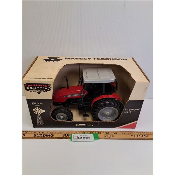 Country Classic Massey Ferguson 4225 Die Cast Tractor Model - Model Scale 1:16