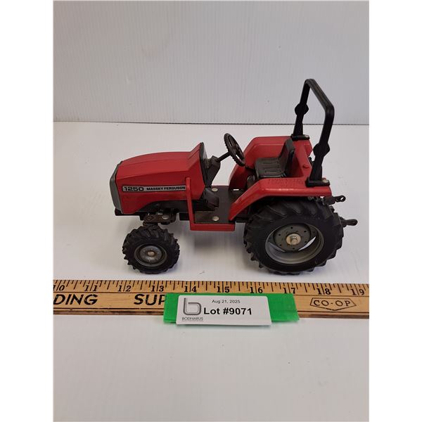 Massey Ferguson  1250 Garden/Yard Tractor Die Cast Model - 1:16 Model Scale