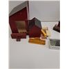Image 3 : (3) Model Train Village Buildings & CN Rail Caboose Train Car in Box