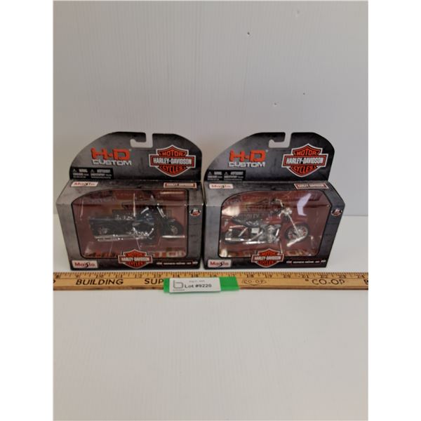 (2) Harley Davidson Die Cast Model Motorcycles - 1:18 Scale - Series 30