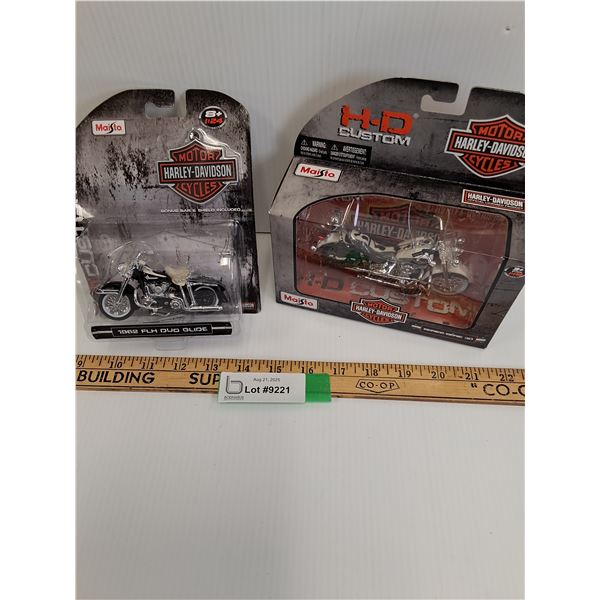 (2) Harley Davidson Die Cast Model Motorcycles - 1:18 Scale - Series 30