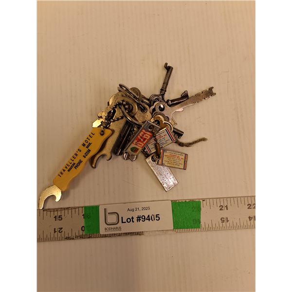 Lot of Vintage Keys & Keychains