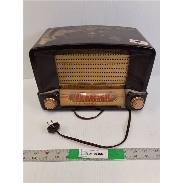Vintage General Electric Radio Receiver- As Is 12.5" x 7.5" x 8"