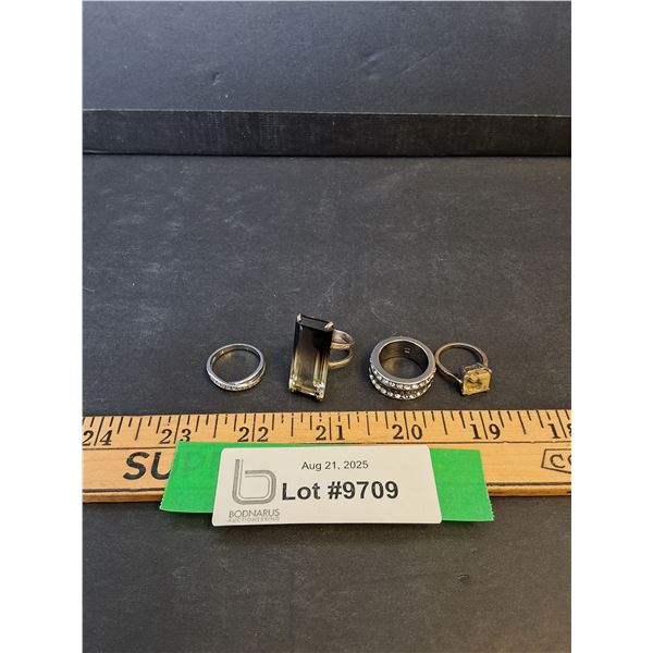 (4) Vintage Glitsy Costume Rings - Size Ranging 6-8