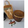 Image 4 : (2)Basket, Hand-Painted Pot & White Table Cloths