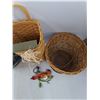 Image 5 : (2)Basket, Hand-Painted Pot & White Table Cloths