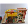 Image 2 : Vintage Fisher Price Parking Ramp/Service Center Kids Playset