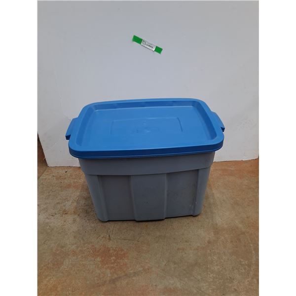 **Rubbermaid Roughneck Plastic Tote with Lid - 21" x 15" x 16", Cannot Ship