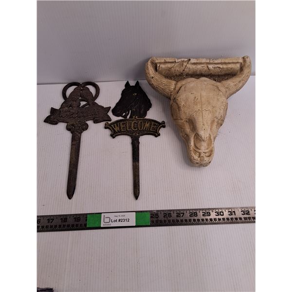 (2) Welcome Metal Lawn Ornaments, Hanging Stone Cow Skull Western
