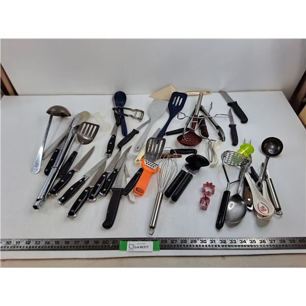 Lot of Kitchen Ware, Knives, Spatulas, Cookie Cutters, Misc