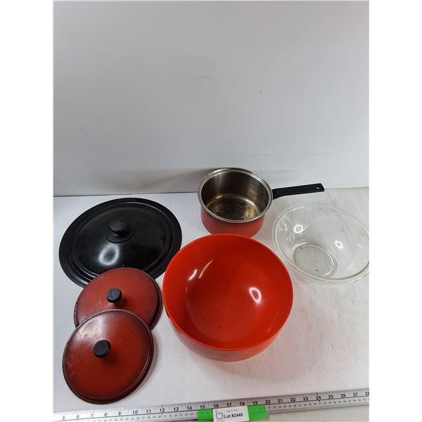 pot, (2) Bowls, (3) Lids