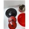 Image 2 : pot, (2) Bowls, (3) Lids