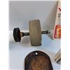 Image 5 : Lot: Rounding Grinding Stone, Velcro, Knee Pads, Pressure Gauge, Misc