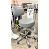 Image 2 : GREY PADDED ADJUSTABLE HEIGHT ROLLING COMMERCIAL ESTHETICIAN STOOL