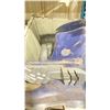 Image 2 : 3 PAIRS OF SIZE 9 MENS STEEL TOED RUBBER BOOTS IN PLASTIC CRATE