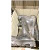 Image 2 : 3 PAIRS OF SIZE 11 MENS STEEL TOED RUBBER BOOTS IN PLASTIC CRATE