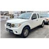 Image 1 : 2015 NISSAN FRONTIER SV 4X4, 4DR PICKUP, WHITE, VIN 1N6AD0CW7FN758905