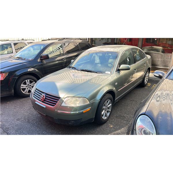 2004 VOLKSWAGEN PASSAT, 4DR SEDAN, GREEN, VIN WVWPD63B84P105451