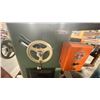 Image 3 : GREEN INDUSTRIAL TABLE SAW WITH SLIDER AND CLAMP