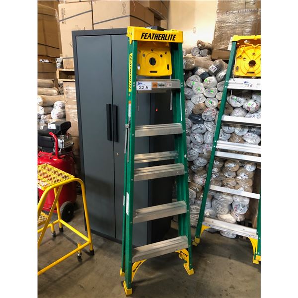 GREEN FEATHERLITE 6' FOLDING LADDER