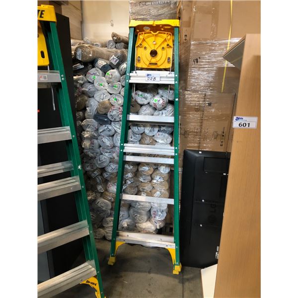 GREEN FEATHERLITE 6' FOLDING LADDER