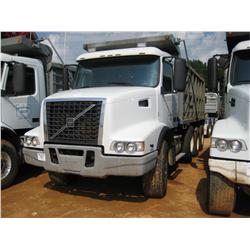 2002 VOLVO TRI-AXLE DUMP