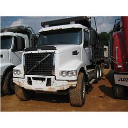 2002 VOLVO TRI-AXLE DUMP