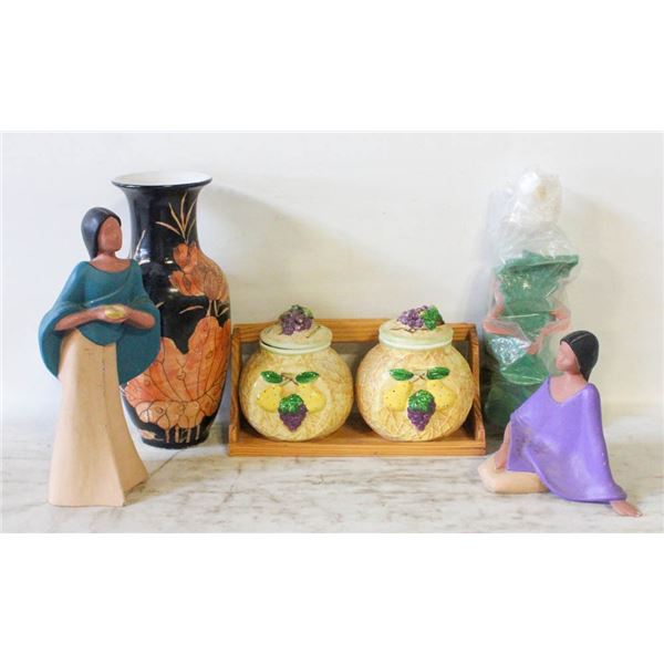 FLAT OF ASSORTED COLLECTIBLES