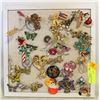 Image 1 : TRAY OF BROOCHES