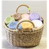 Image 1 : 8 BATH TOWELS IN WICKER BASKET